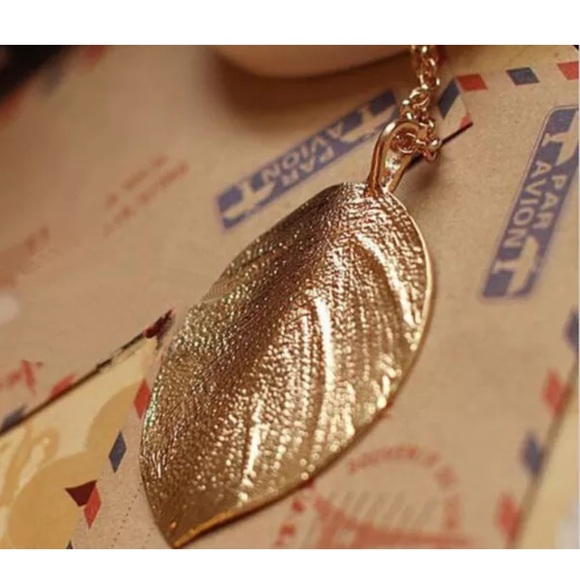 Elegant Lucky Golden Leaf Pendant Necklace - Picture 3 of 4